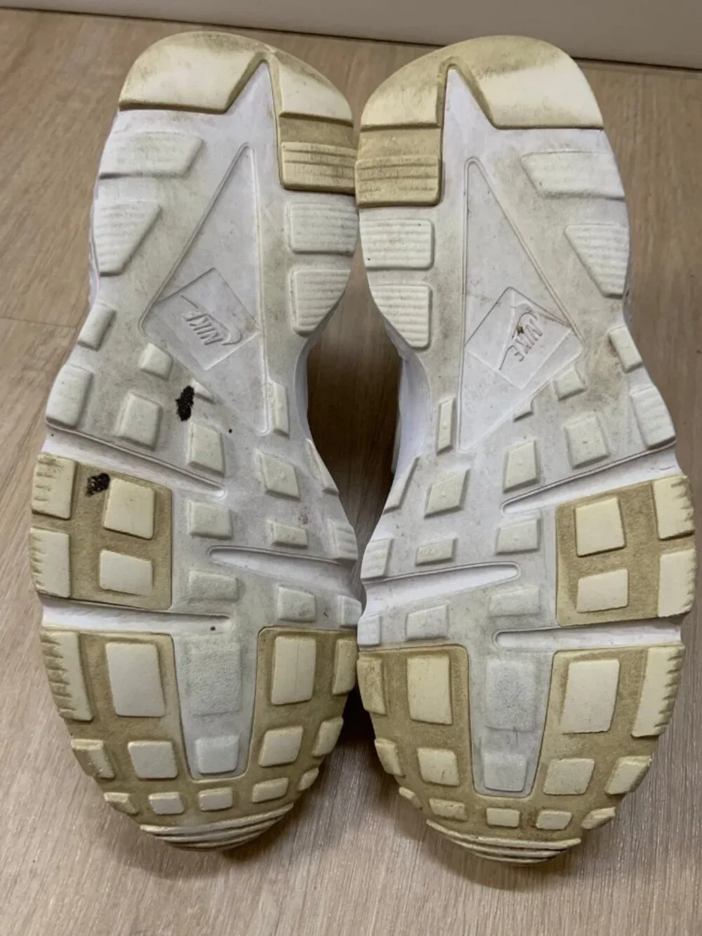 Nike Air Huarache Run 654275-110 White youth Sneakers size 7Y, condition is good